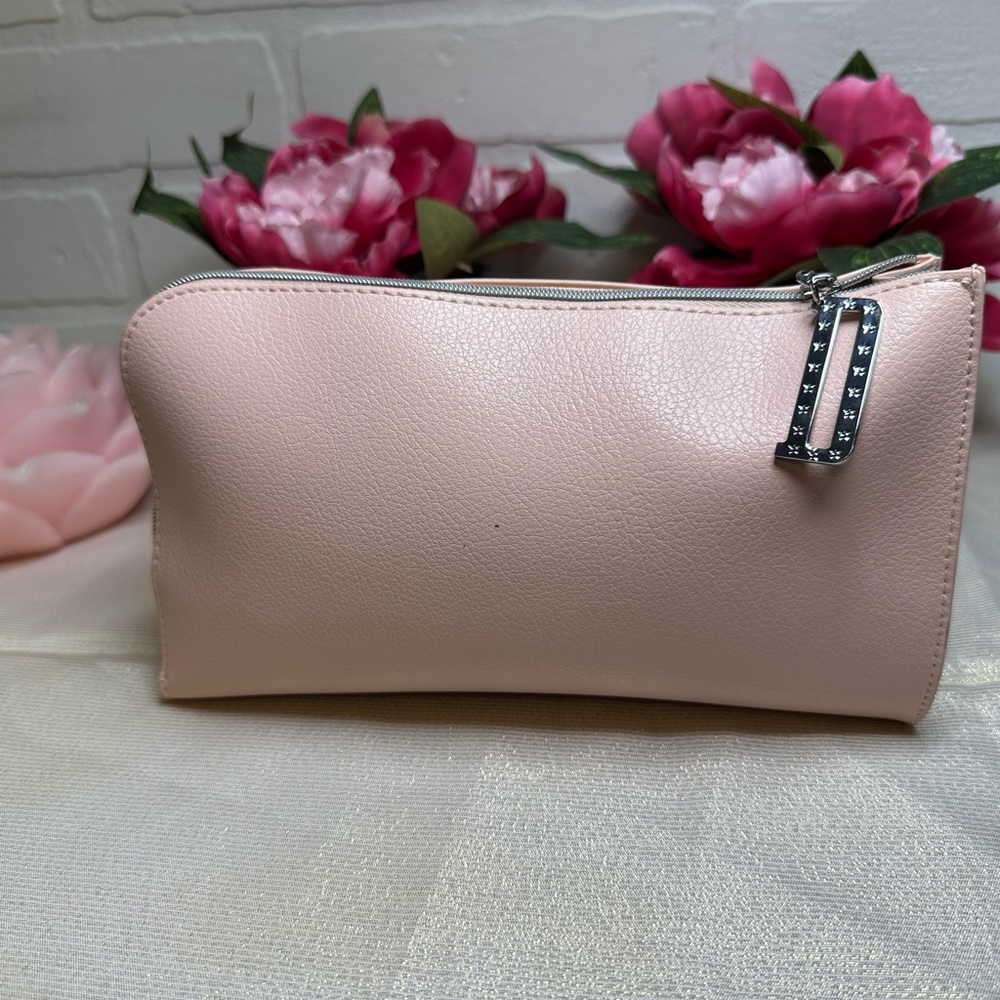 In selling a pink Dior cosmetic bag the material is leather the brand is Dior👛 - Picture 3 of 5